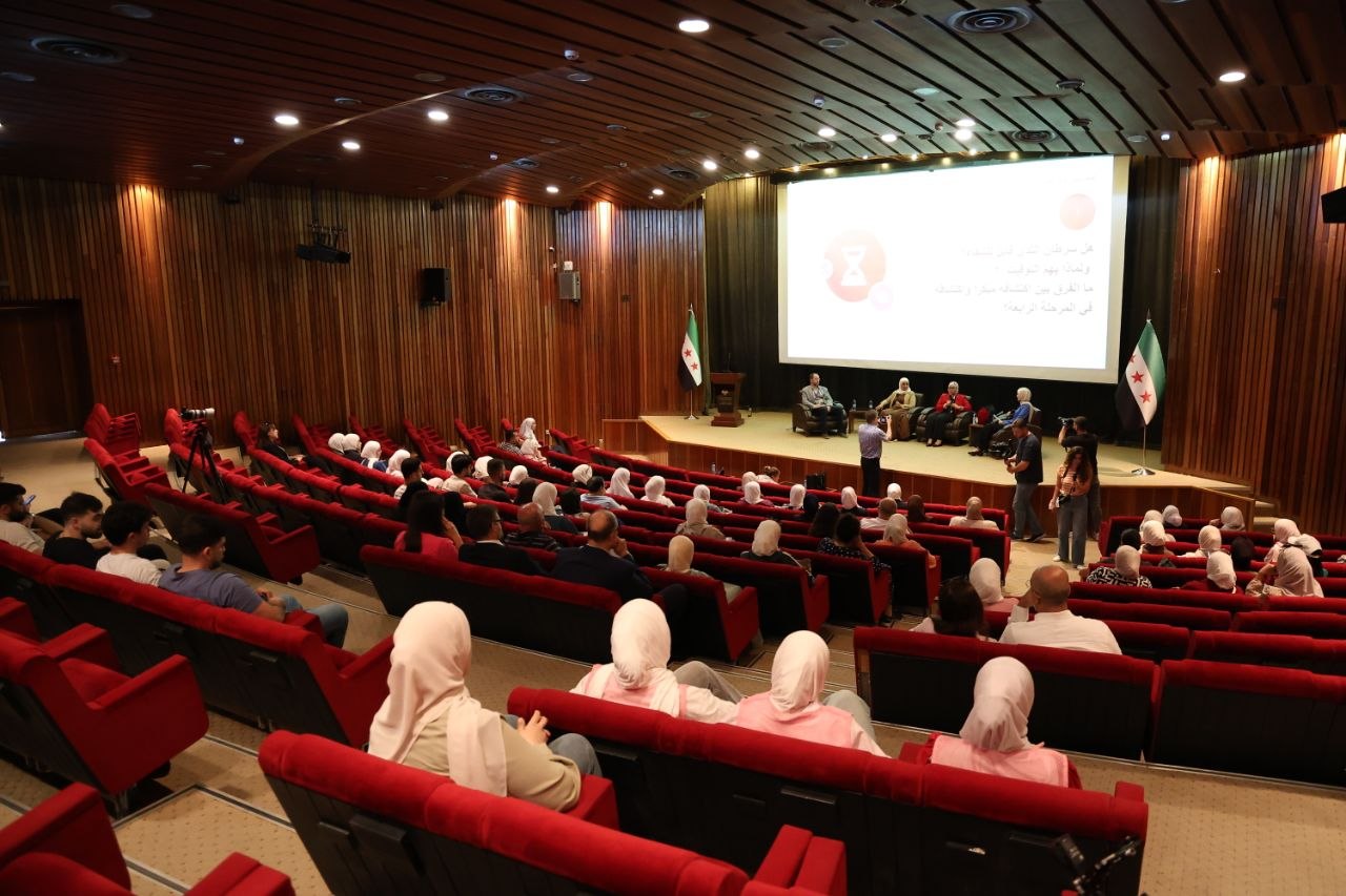 جلسة حوارية للتوعية بسرطان الثدي وتعزيز ثقافة الكشف المبكّر