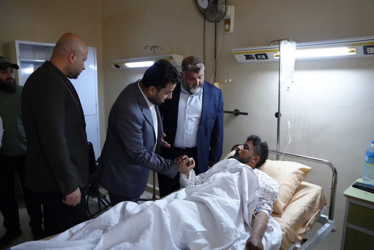 وزير الصحة يتفقد جرحى القصف في مستشفى الصنمين ويزور ذوي الشهداء في اللجاة